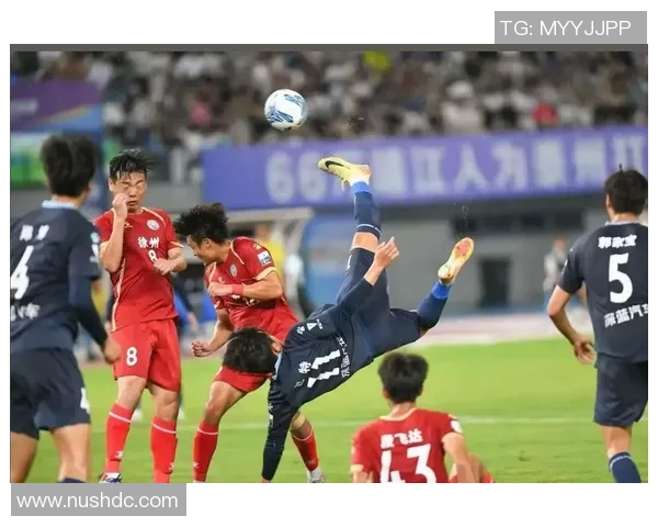 足球明星意外摔倒瞬间曝光引发热议网友热议背后故事与精彩瞬间